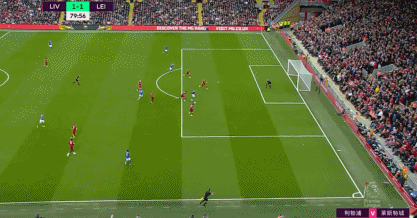 王哲林场下鼓掌叫好！李弘权假投真传助攻怀特塞德大猩猩暴扣